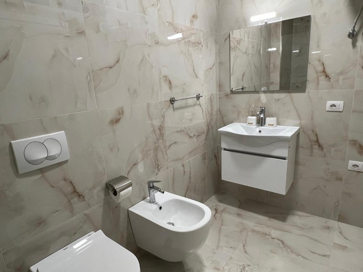 Brand New Apts Located At The City'S Main Square-100 Mbs Wifi Durres Exterior photo
